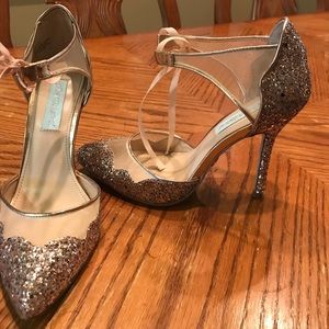 Betsey Johnson Stella gold 6.5 shoes heels